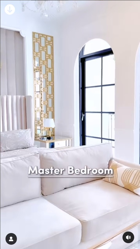 Area kamar tidur Celine yang tak kalah mewah dari sudut ruangan lainnya.