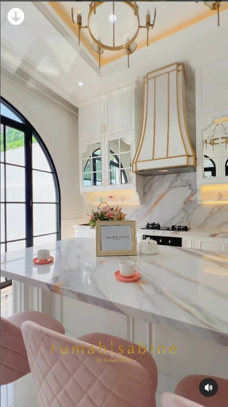 Dapur jadi area yang paling disorot karena memiliki dimensi yang jauh lebih besar dan memiliki desain yang begitu cantik dan unik.