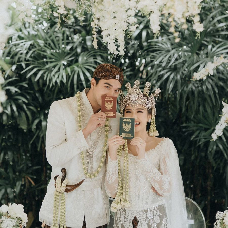 Pasangan muda inipun lucu banget saat pamer buku nikah.