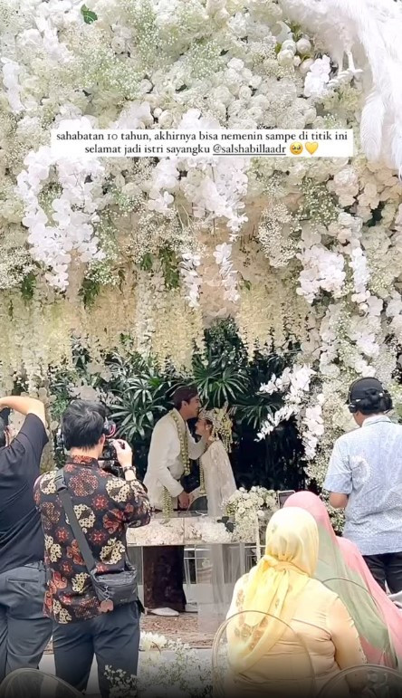Ibrahim mencium Salshabilla yang sudah jadi istrinya