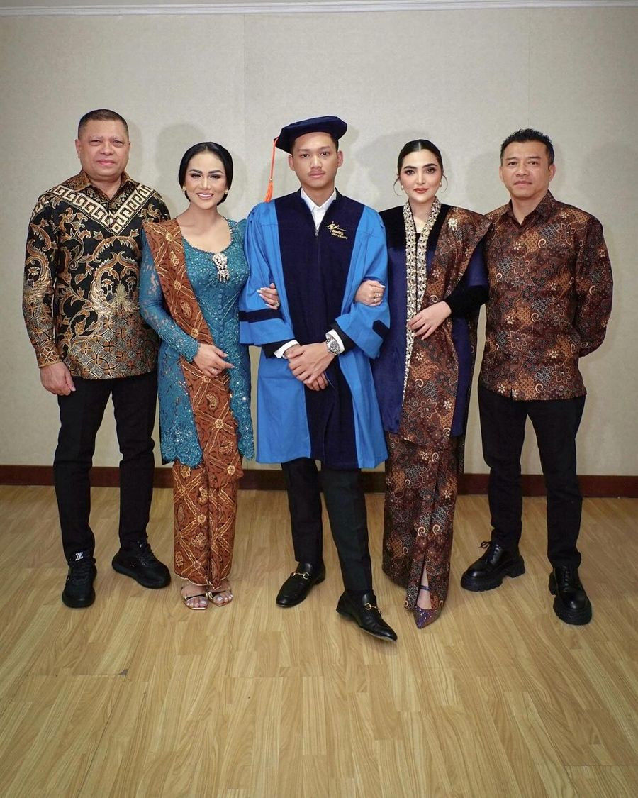 Azriel akhirnya resmi lulus dari jurusan Business Management Binus University.
