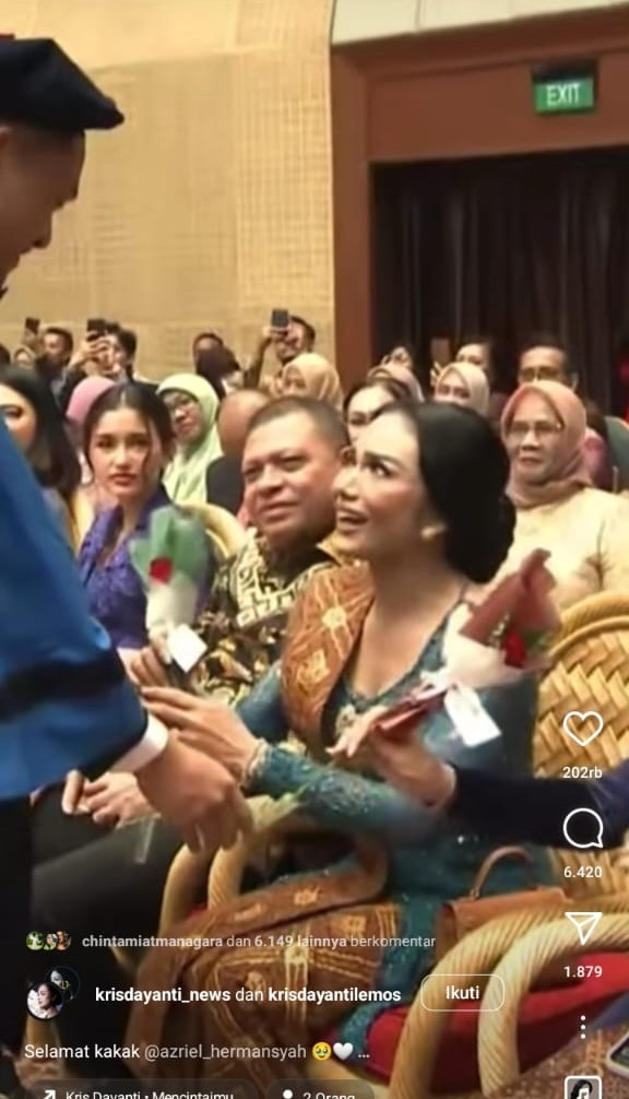 Di momen itu, Azriel sempat menghampiri Krisdayanti dan memberikan setangkai bunga.