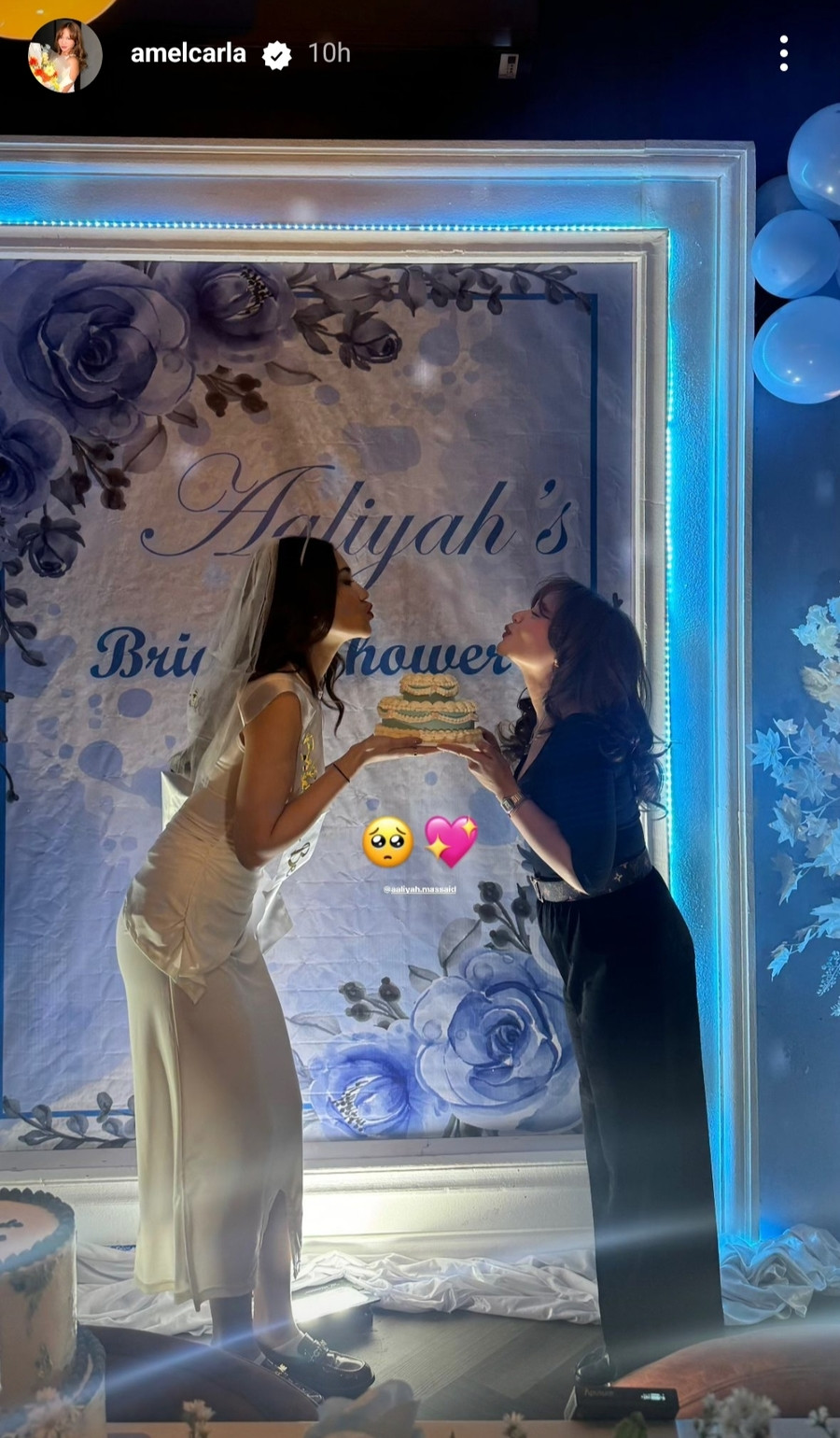 Bridal shower Aaliyah yang datang dengan dress putih itu penuh dengan nuansa warna biru. Para bridesmaid kompak memakai outfit hitam.