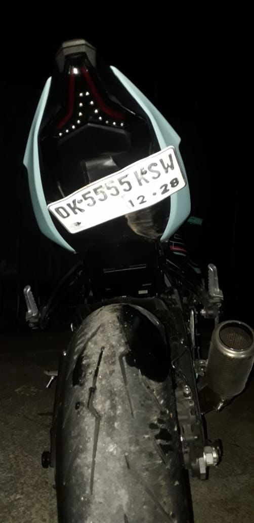 Dali Wassink yang mengendarai motor Kawasaki dengan nopol DK 5555 KSW mengendarai motornya seorang diri.