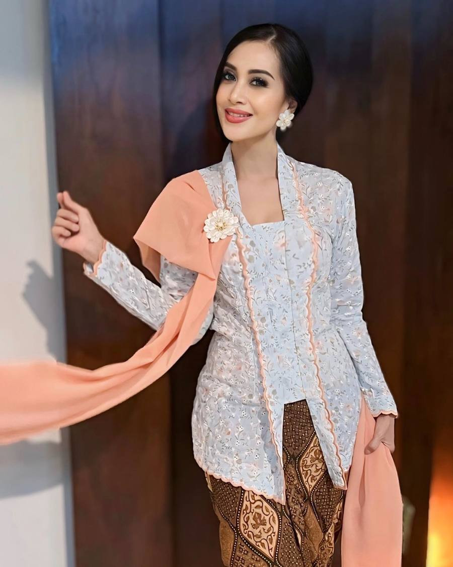 Diah Permatasari tampil anggun dengan kebaya putih cantik.