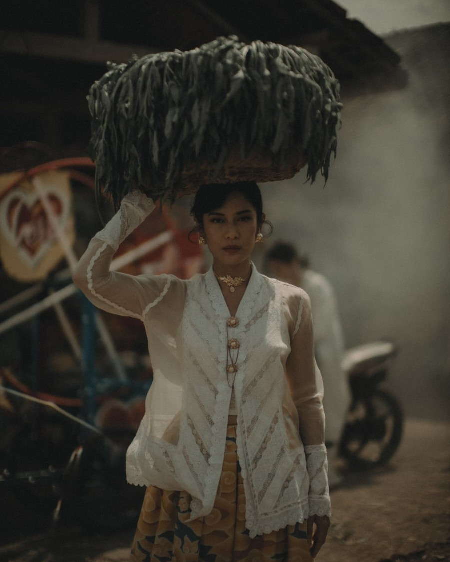Dian Sastrowardoyo tampil unik dengan kebaya putih.