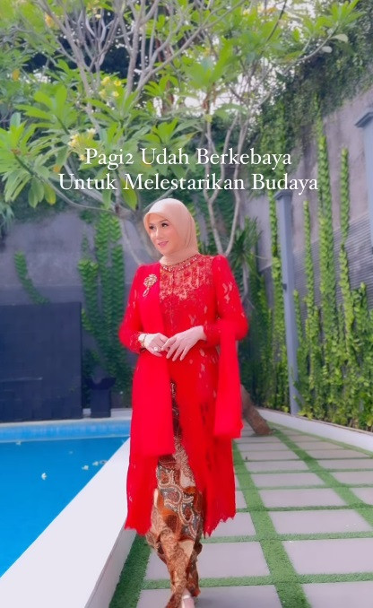 Marini Zumarnis juga bisa tampil modis dengan kebaya meski tampil berhijab.