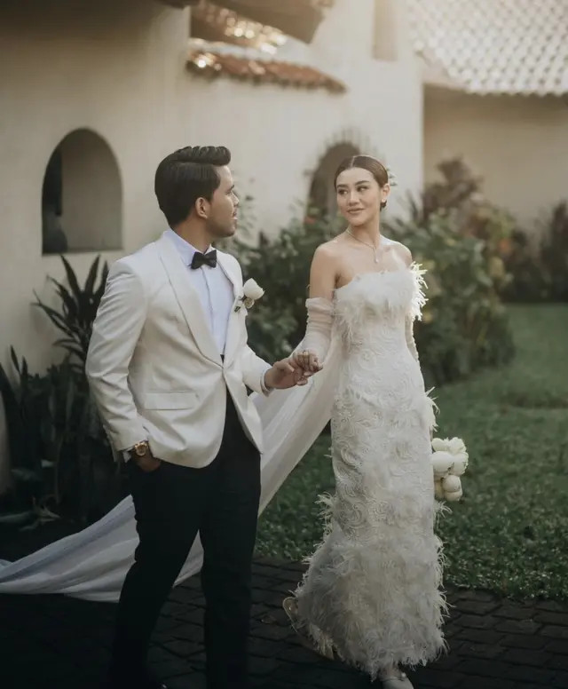 Sementara Thariq begitu gagah dengan tuksedo beige dengan dasi hitam.