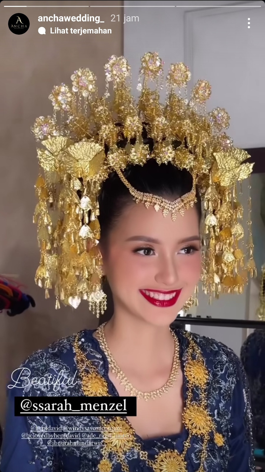 Senyuman Sarah pun begitu manis dan sumringah kala dimakeup.