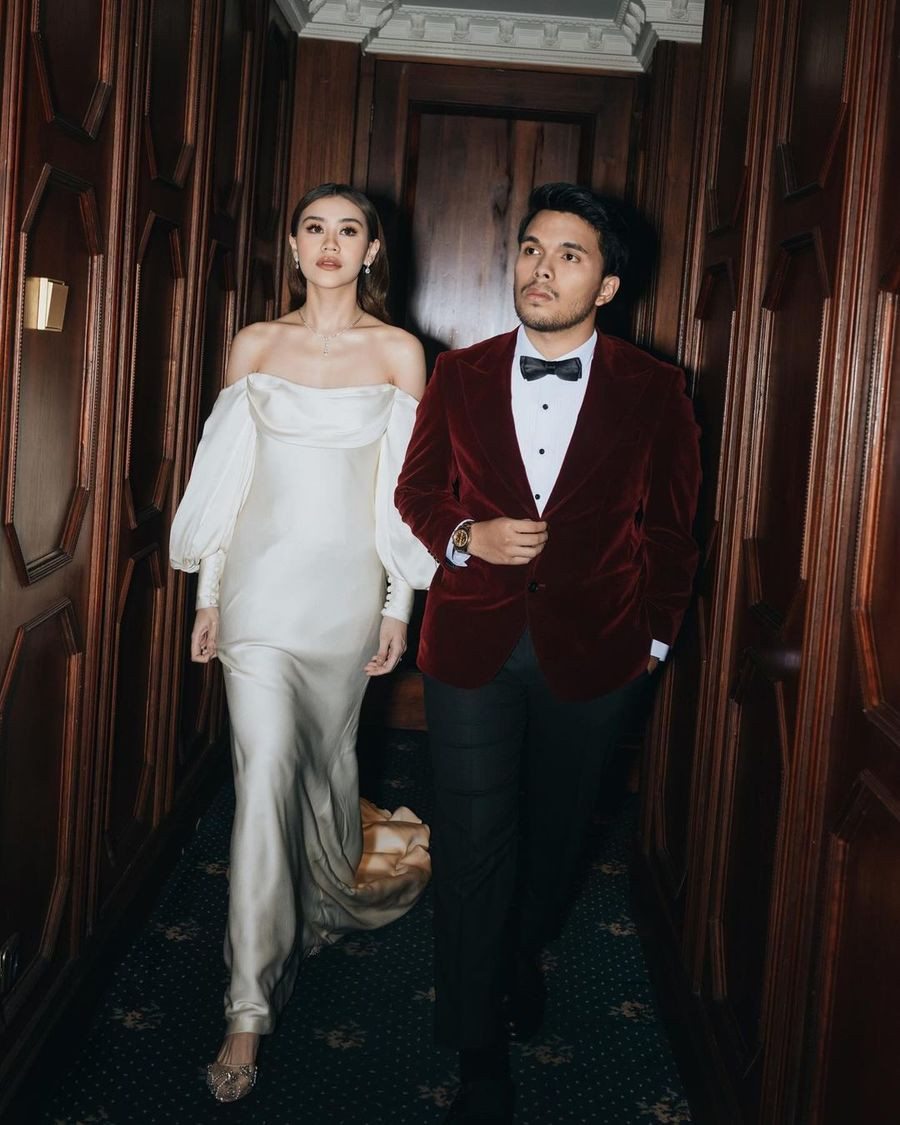 Konsep terakhir seperti film James Bond. Thoriq tampak gagah dalam setelan jas lengkap dengan dasi kupu-kupu layaknya agen rahasia terkenal asal Inggris itu.