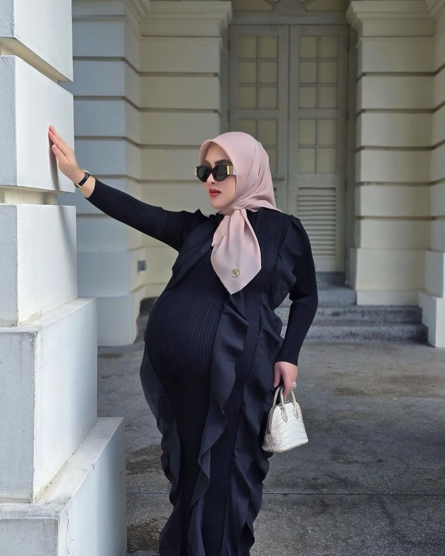Syahrinidisebut-sebut tak lama lagi akan segera melahirkan.
