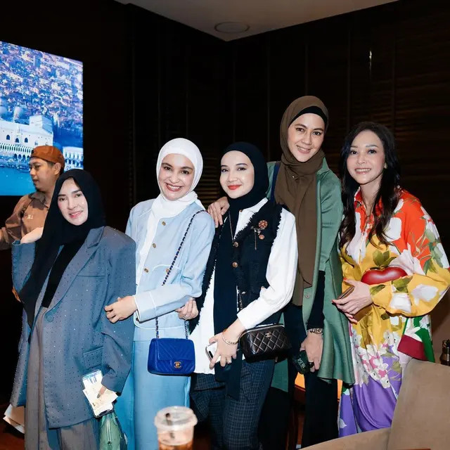Zaskia Sungkar dan Shireen tampil kompak dengan setelan vest dan celana panjang. Ada juga Paula dengan outer hijau.