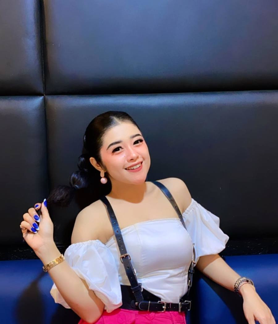Vivi Artika merupakan pedangdut koplo dengan suara merdu dan berparas ayu.