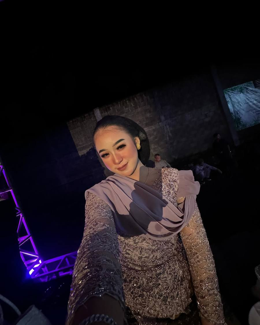 Niken Salindry dijuluki rising star dangdut dan campursari karena vokal dan penampilan berkebaya-nya yang mencuri perhatian.