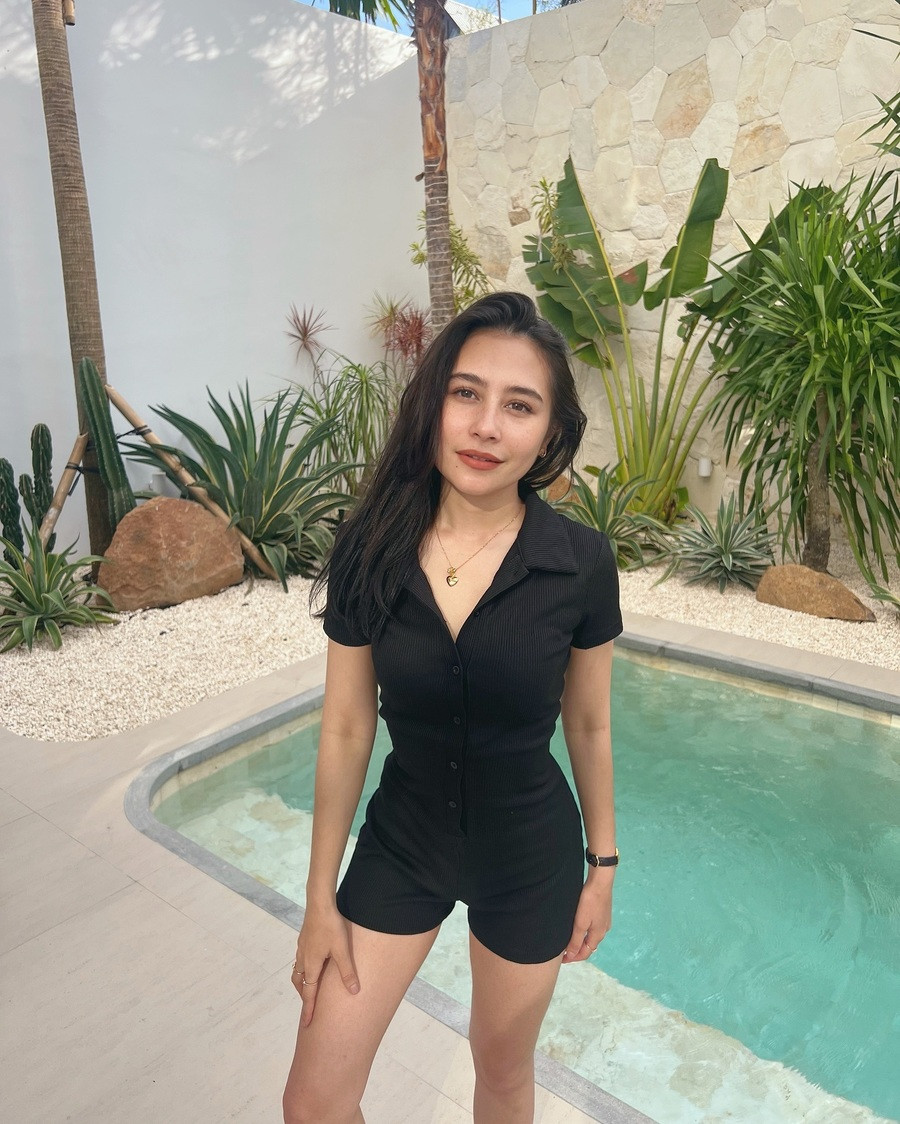 Di antara sebagian orang yang memuji, beberapa orang mengatakan jika Prilly terlalu kurus.