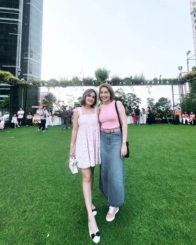 Maya Septa tamil dengan top pink dipadukan rok jeans panjang.