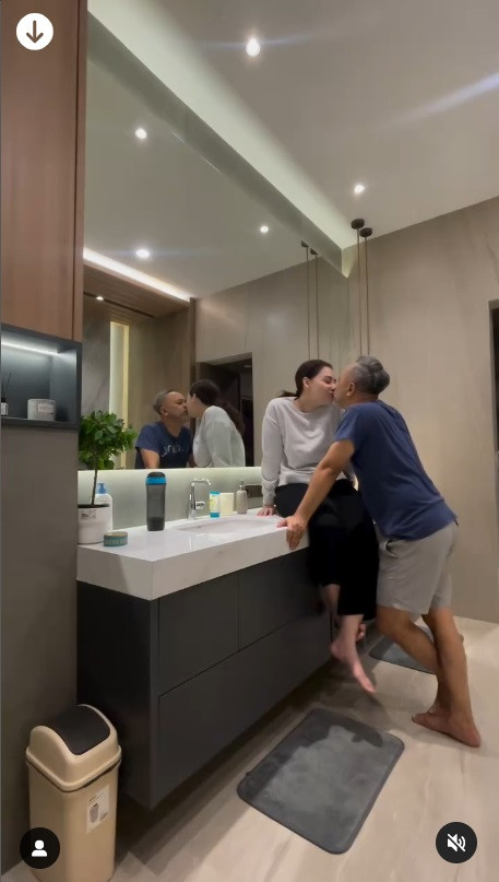Bahkan, pasangan ini pun kerap membuat konten video yang terletak di kamar mandi ini.