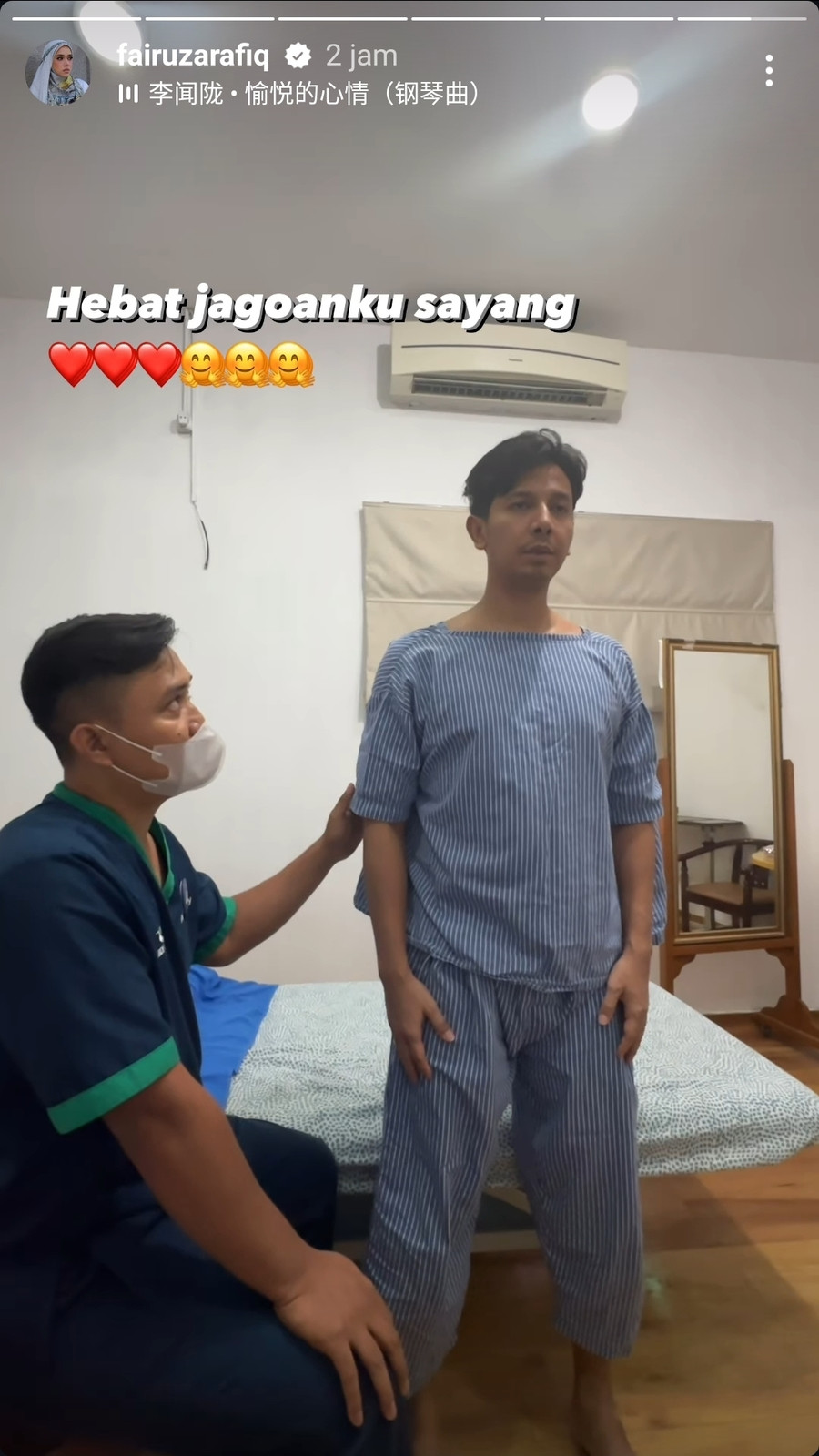 Gerakan yang diajarkan selama sesi fisioterapi juga rutin diterapkan di rumah oleh Sonny Septian.