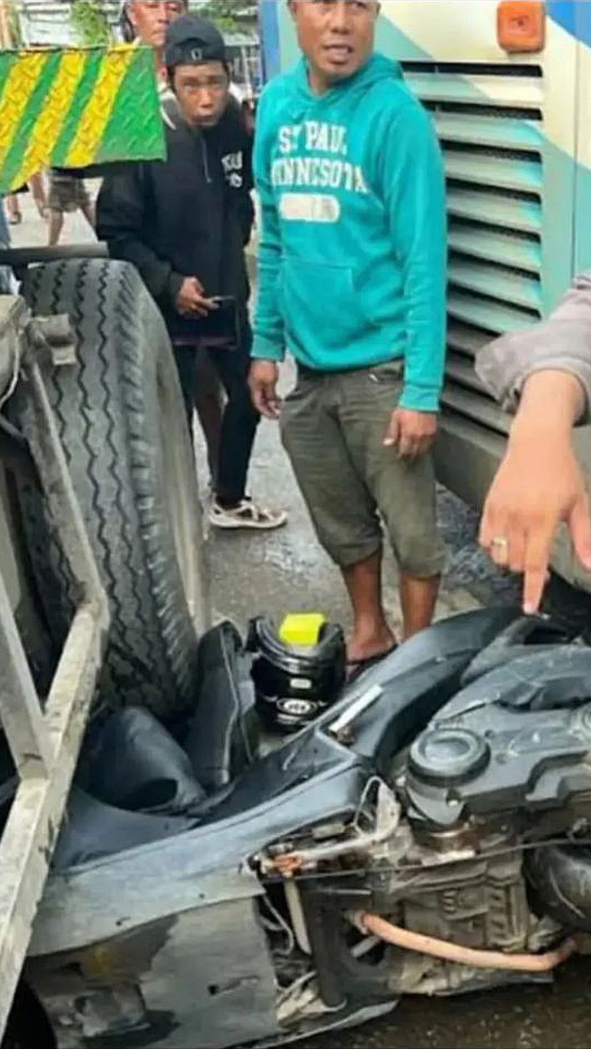 Aksi Polisi Korbankan Motor Jadi Ganjalan Bus Tuai Pujian