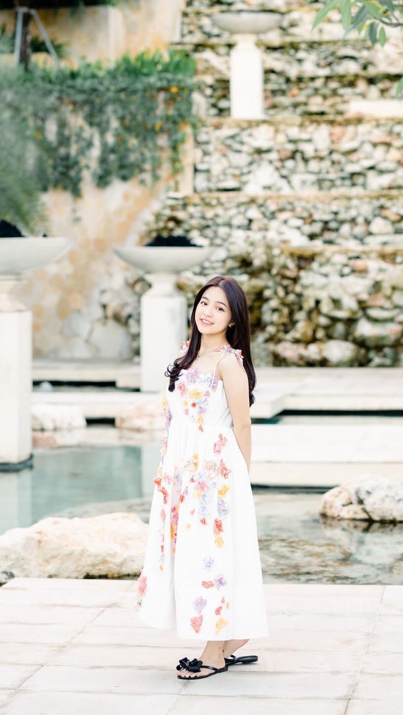 Eca tampil cantik dengan gaun motif