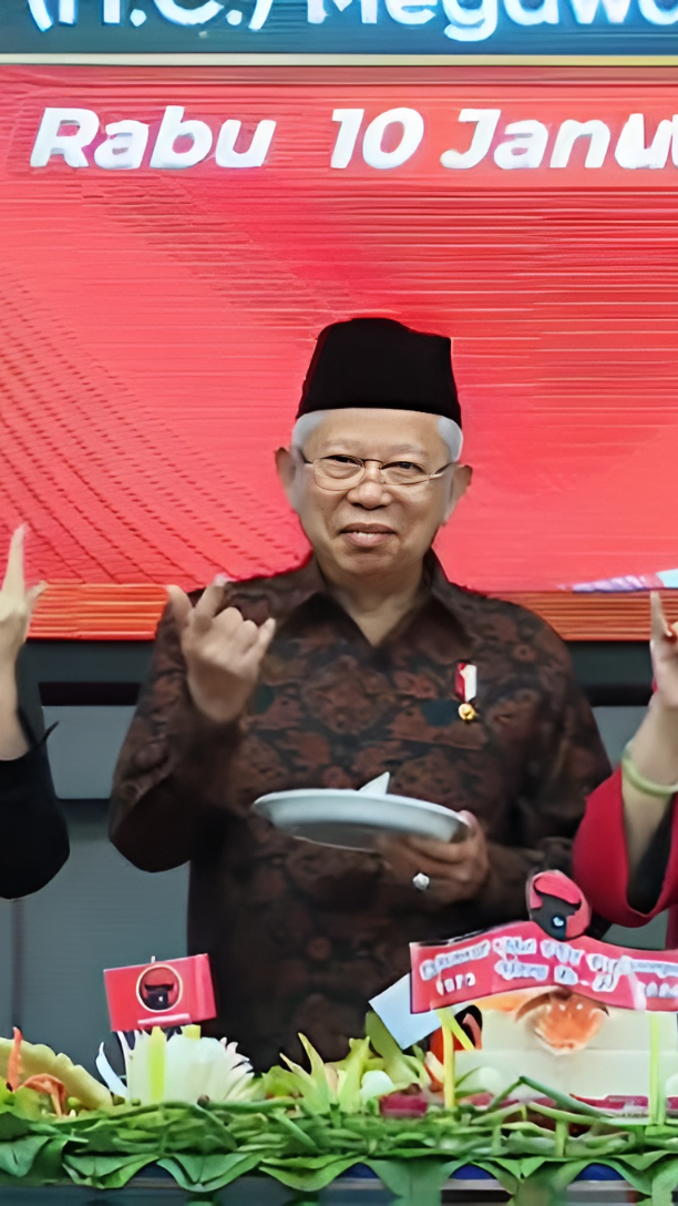 Gaya Tiga Jari Maruf Amin di HUT PDIP, Dapat Potongan Tumpeng Pertama dari Megawati