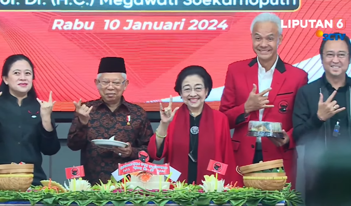 Foto Bersama Pose Tiga Jari