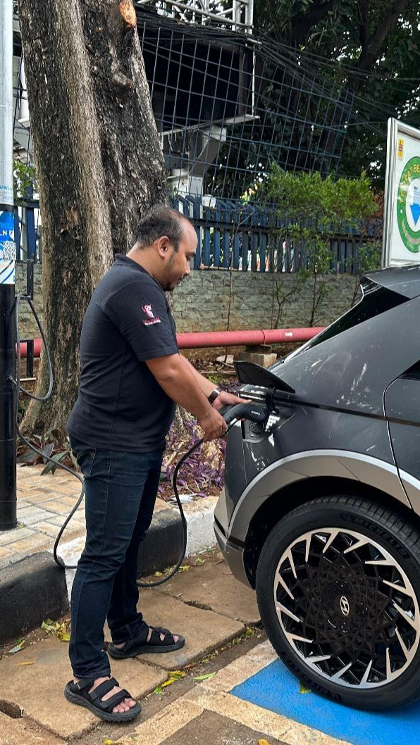 PLN Sulap Tiang Listrik Jadi Tempat Charger Mobil Listrik