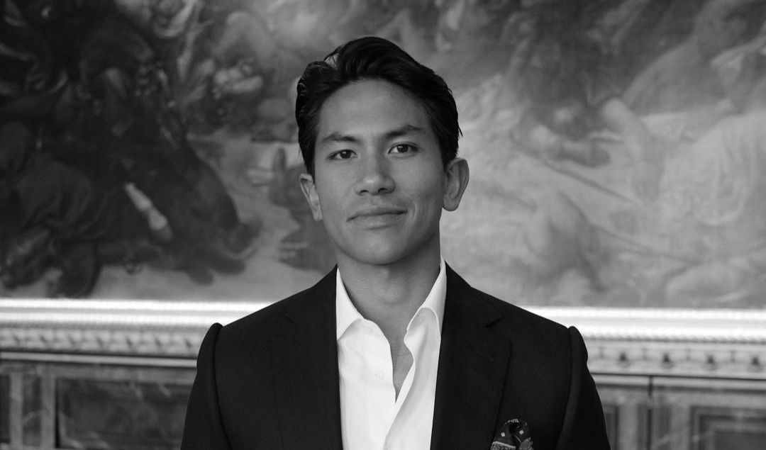 4. Pakai Jas, Ganteng Maksimal!