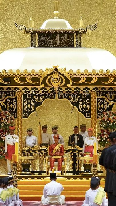 Potret Acara Berbedak Diraja Jelang Pernikahan Pangeran Abdul Mateen, Wajah Anisha Rosnah Sempat Ditutup Kain
