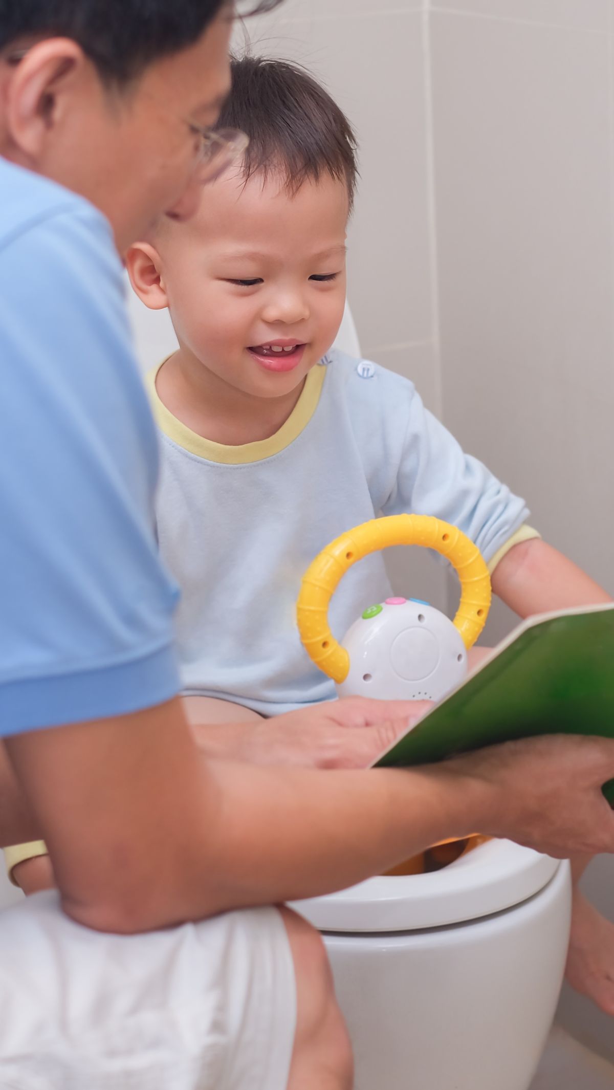 Biasakan Si Kecil Pakai Dingklik Saat Buang Air di Toilet Duduk