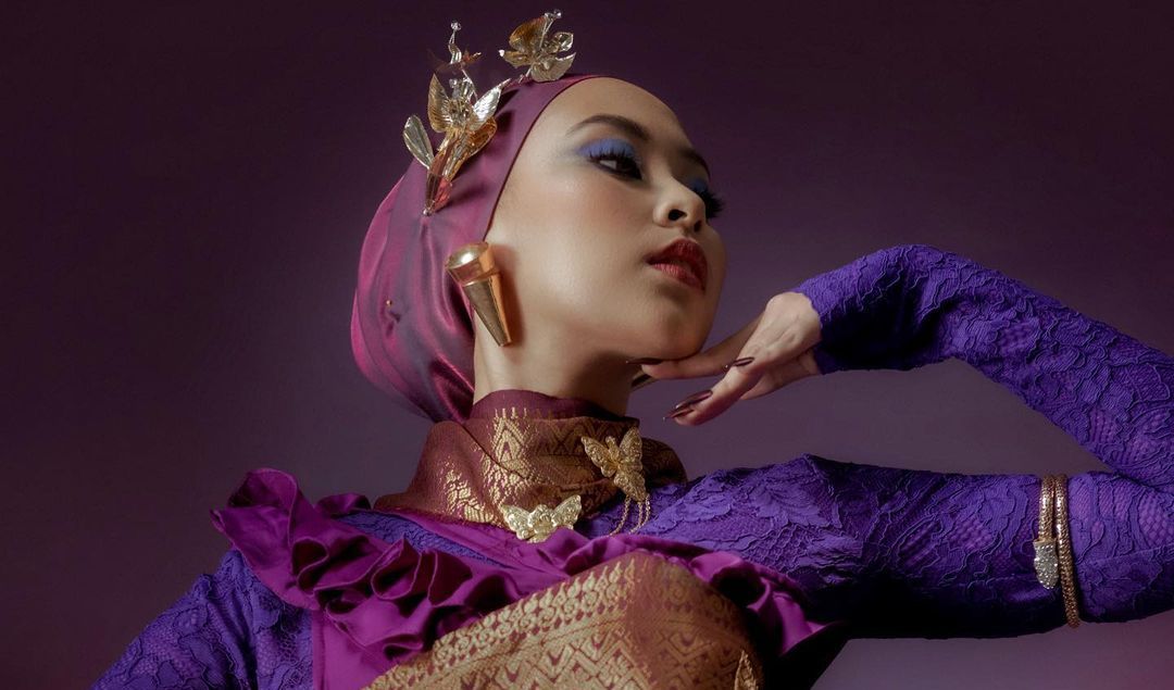 1. Songket dan Kebaya Ungu