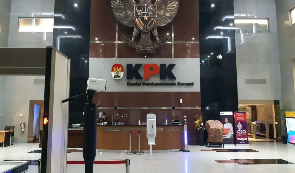 Iya kami telah mengamankan dari unsur pemerintah ada bupati, kepala dinas, dan anggota DPRD, sementara dari swasta ada beberapa rekanan,