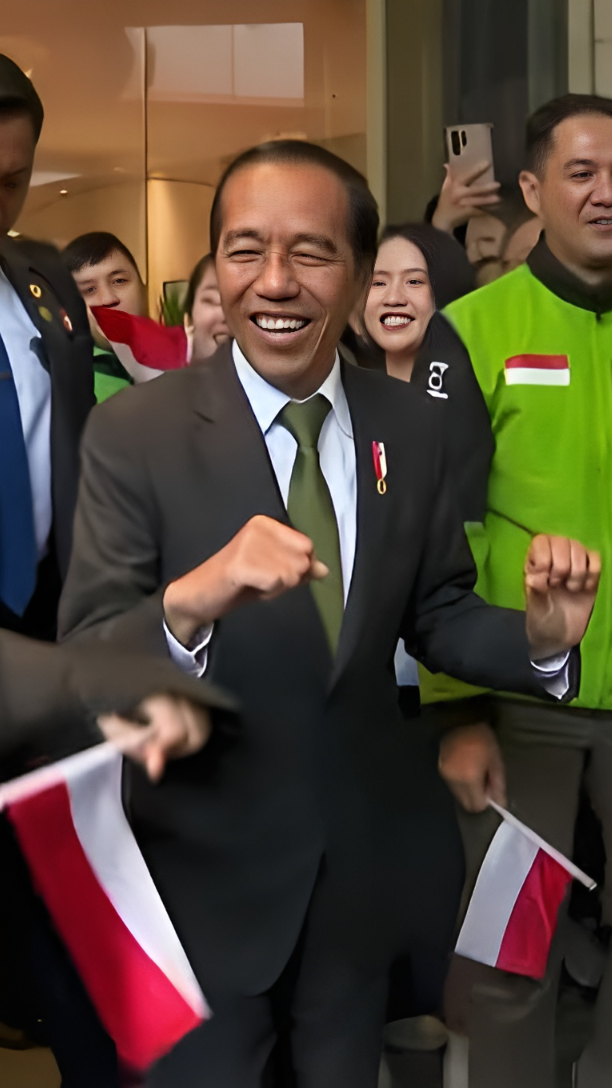 Gaya Jokowi Goyang Gacor Bareng WNI Mitra Ojek Online di Vietnam