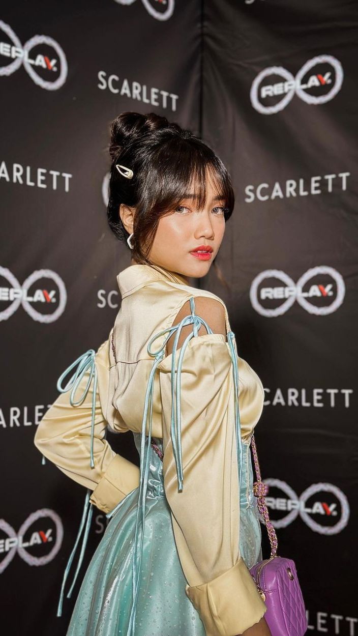 Fuji tampil unik dan cantik dengan perpaduan kemeja silky dengan rok biru berbentuk unik