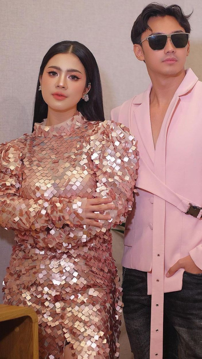 Felicya Angelista dan Hito tampil cetar dengan baju blink warna pink.