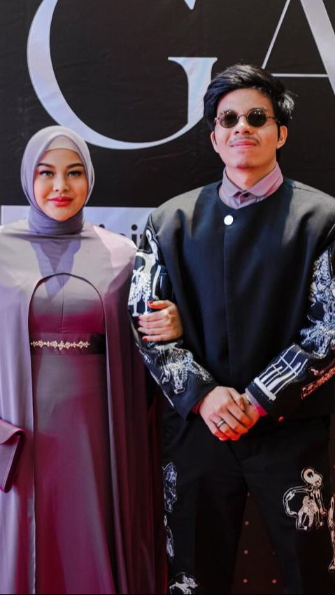 Atta Aurel tampil kece dengan busana serba ungu.