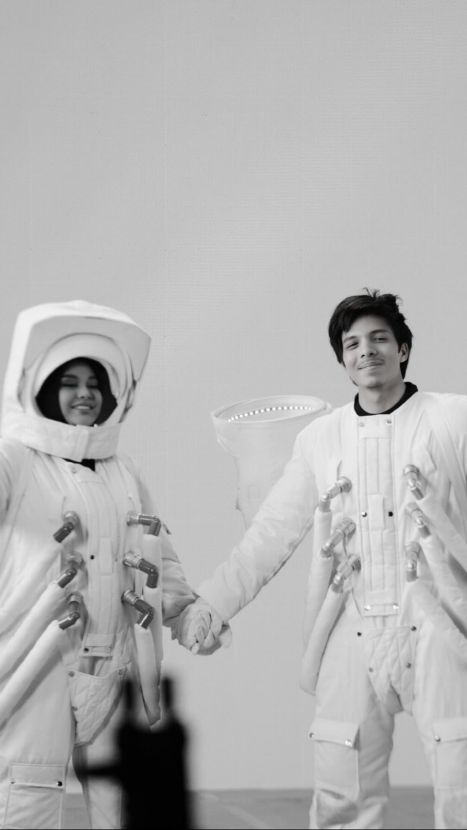 Pasangan Atta Halilintar dan Aurel Hermansyah tampil dengan kostum astronot