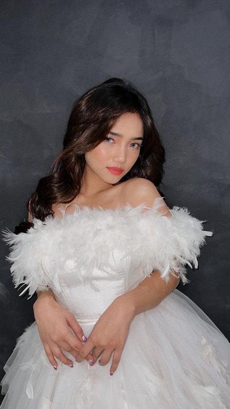 Fuji yang dijuluki ratu FYP tampil dengan dress ala peri berwarna putih.