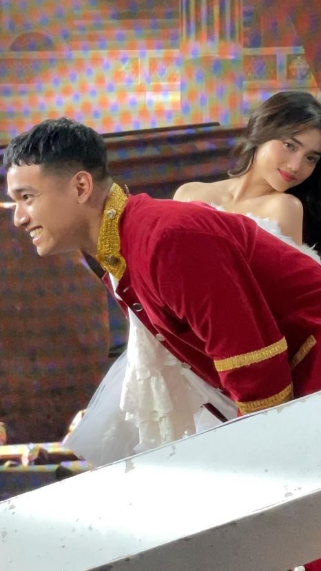 Ada pula Fadly Faisal yang tampil sebagai prince.