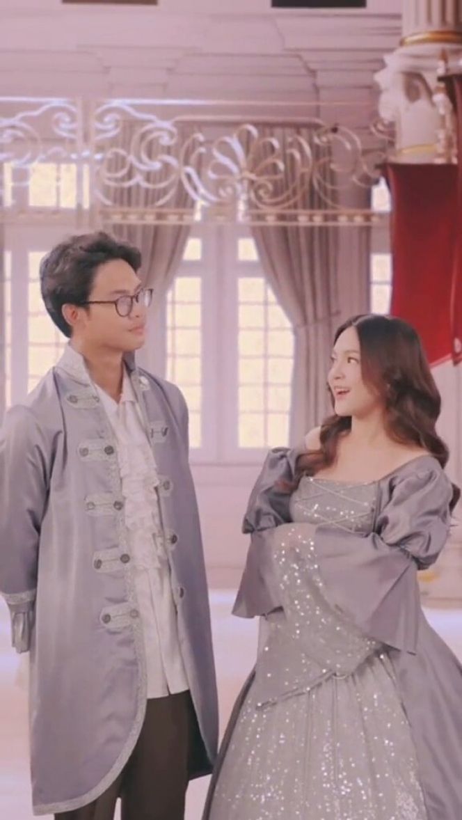 Ada pula Alam Ganjar dan Eva Aura yang tampil dalam video replay tiktok 2023.
