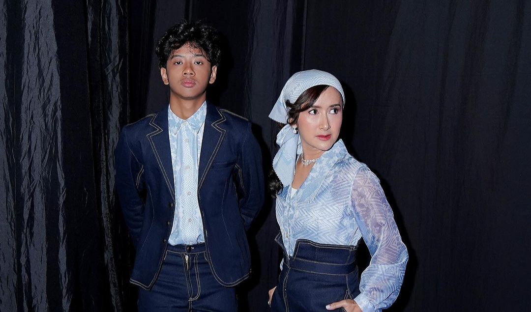 Pose Slay dengan Jeans