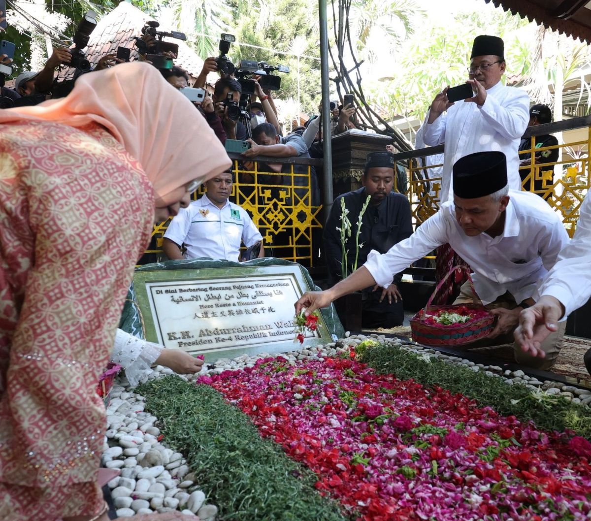 Potret Ganjar Pranowo Ziarah Ke Makam Pendiri Nu Kh Hasyim Asyari Dan Gus Dur Ditemani Yenny Wahid