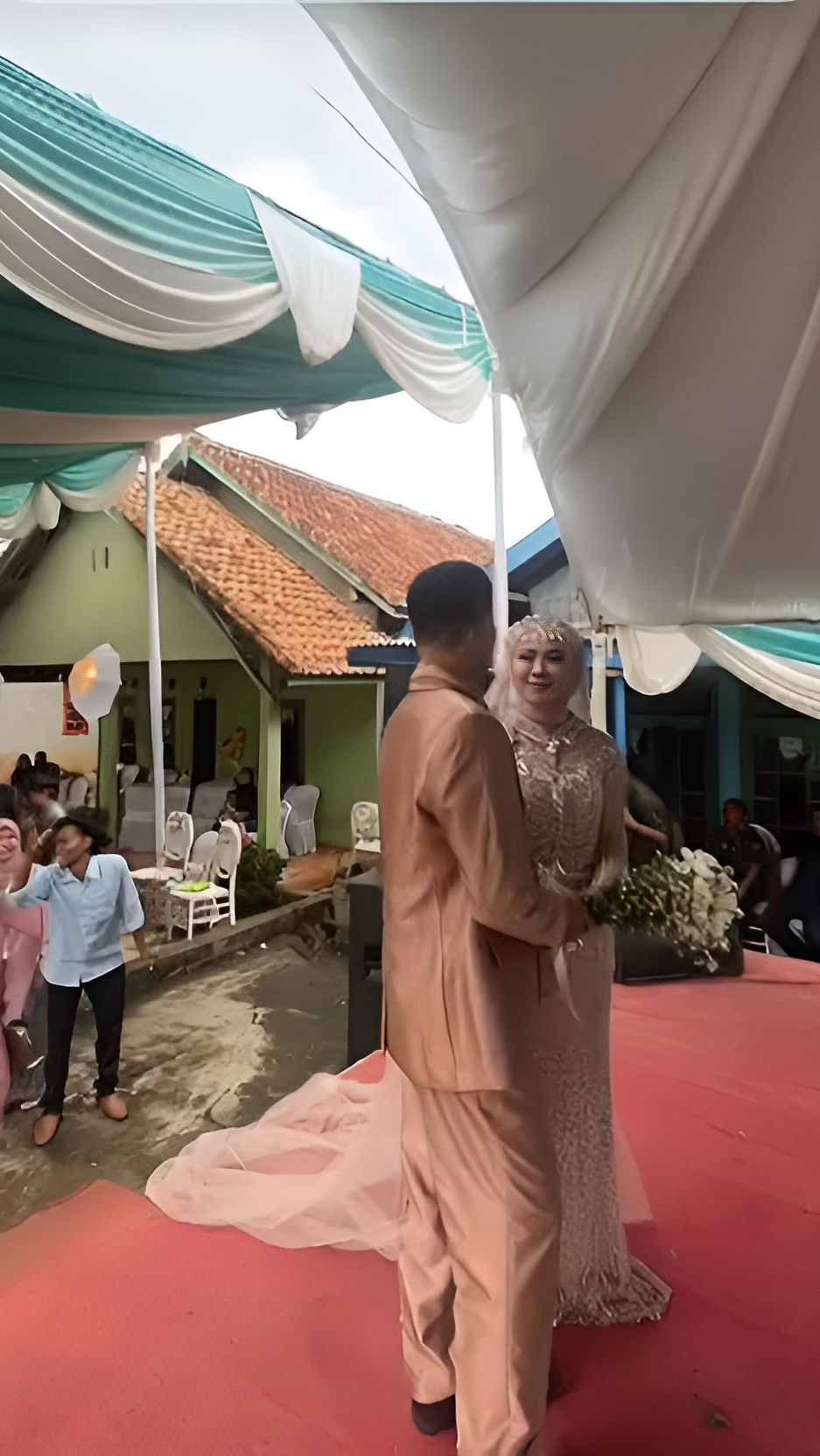 Siap Rebutan Tangkap Bunga, Pengantin Lempar Ketinggian Hingga Nyangkut ke Atas Tenda Bikin Geregetan!