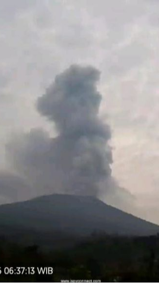 Gunung Marapi Kembali Erupsi Semburkan Abu Vulkanik Setinggi 1 300 Meter