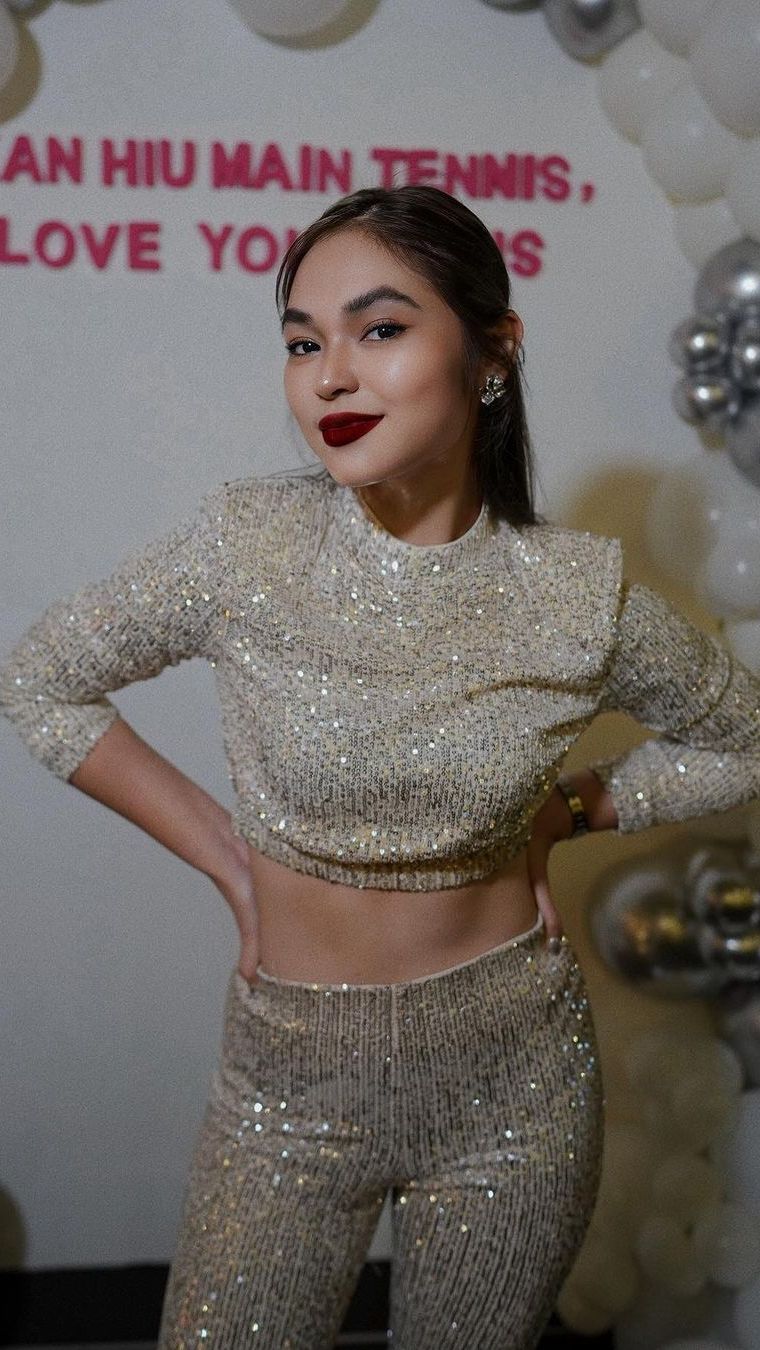Dengan warna bibir merah merona begini makin terlihat seksi ya!