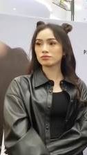 Gaya rambut half bun mempermanis penampilannya.