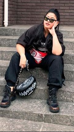 Penampilan wanita yang menyukai fashion ini selalu stylish dan glamor.
