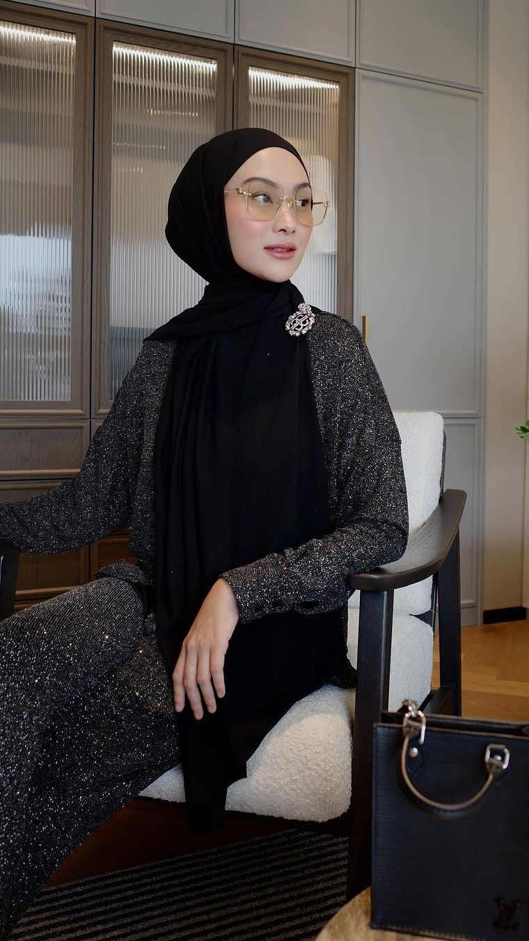 2 Look Bling Bling Indah Nada Puspita, Vibe Outfit Mewah