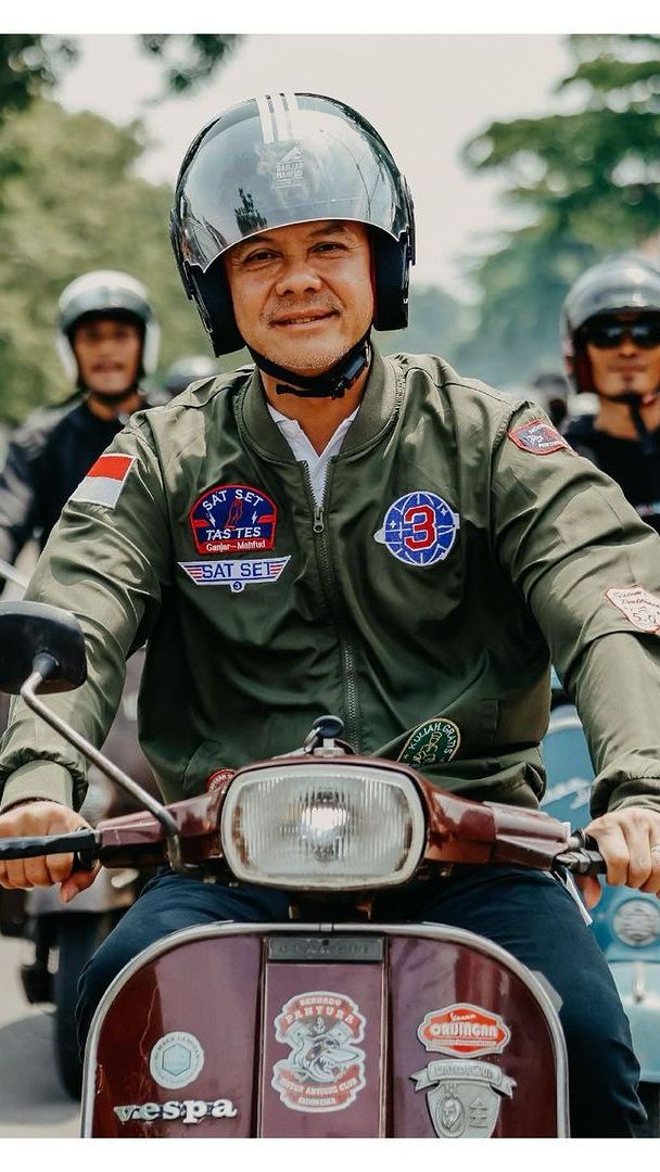 Blusukan ke Pasar Kajen Pekalongan, Ganjar Naik Vespa Bareng Komunitas