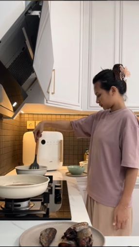 Dapur tersebut tampak luas dengan berbagai fasilitas canggih di dalamnya